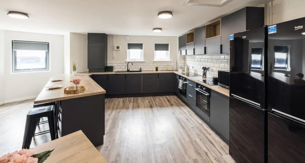 9 Bed En Suite Flat - 16
