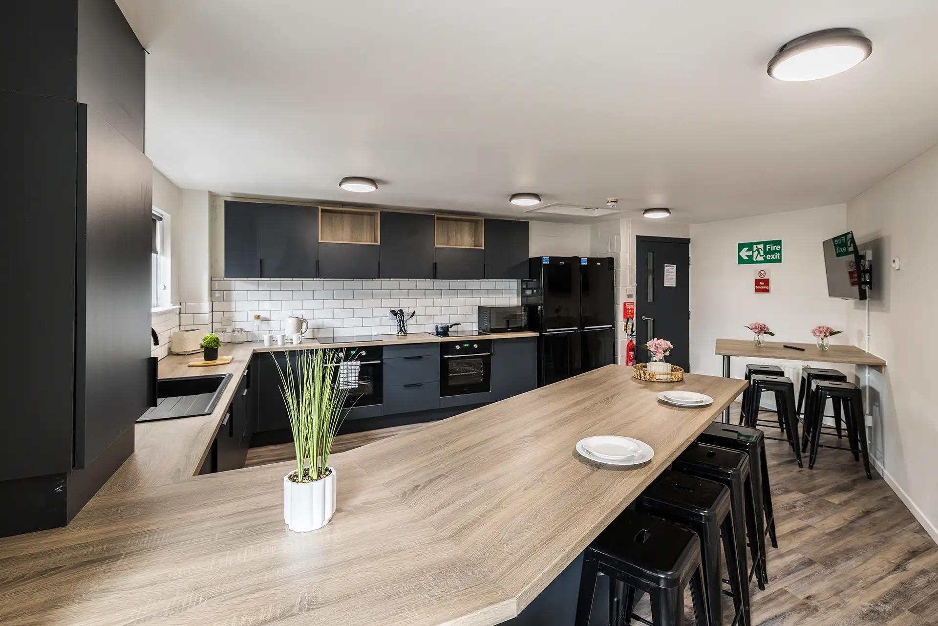 6 Bed En Suite Flat - 6