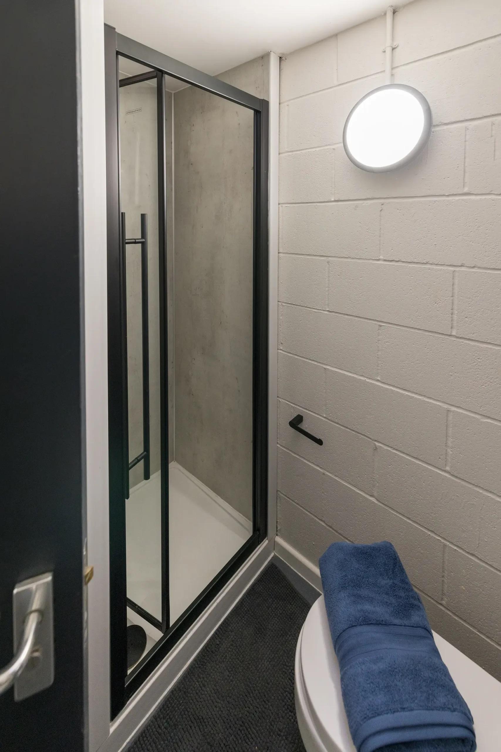 6 Bed En Suite Flat - 10