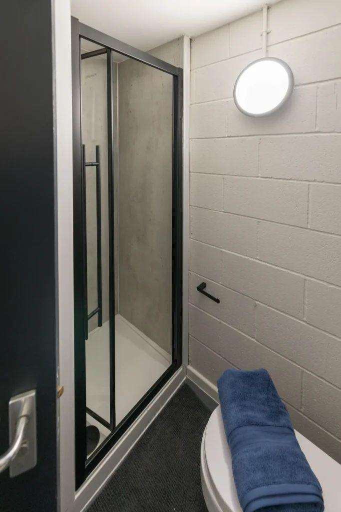 6 Bed En Suite Flat - 18