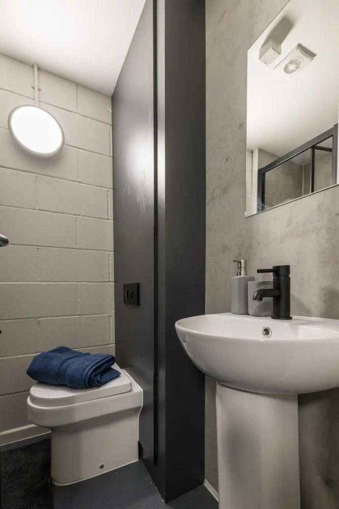 6 Bed En Suite Flat - 17