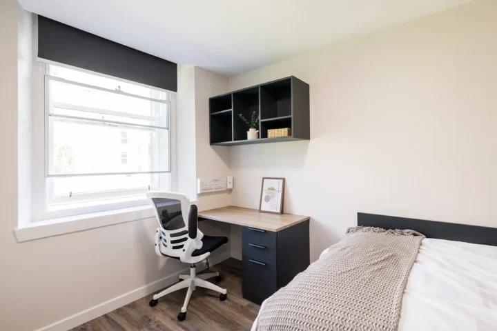 Large - 2 Bed - 4