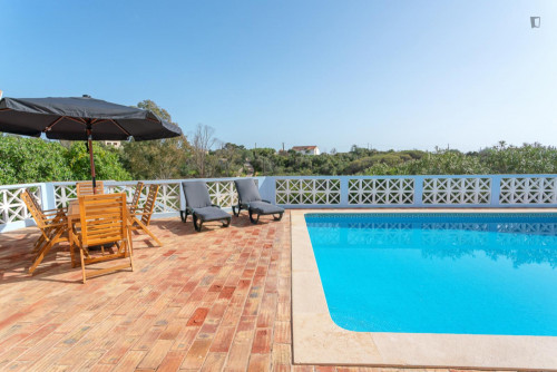 Lovely 4-bedroom house with a swimming pool, in Vale del Rei