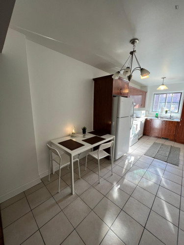 Pleasant double bedroom near Peel metro station - Gallery - 6