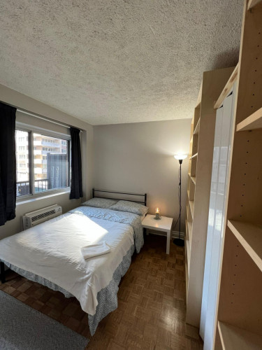 Pleasant double bedroom near Peel metro station