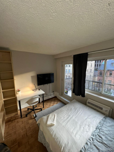 Pleasant double bedroom near Peel metro station