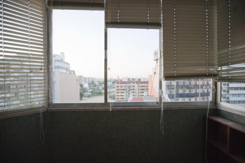 Bright single room in 5-bedroom apartment, near Faculdade de Farmácia da Universidade de Lisboa