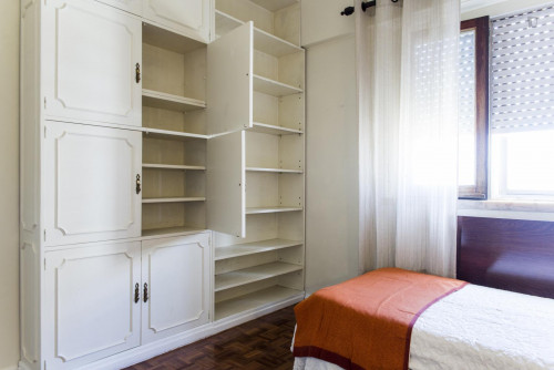 Bright single room in 5-bedroom apartment, near Faculdade de Farmácia da Universidade de Lisboa