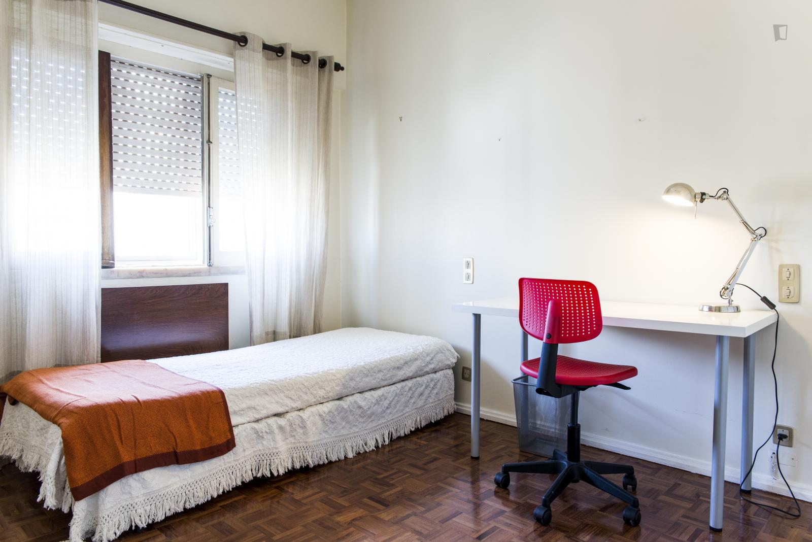 Bright Single Room In 5-Bedroom Apartment, Near Faculdade De Farmácia Da Universidade De Lisboa - 1