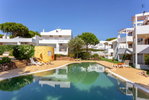 Fresh and sunny 2-bedroom flat near Praia da Falésia 
