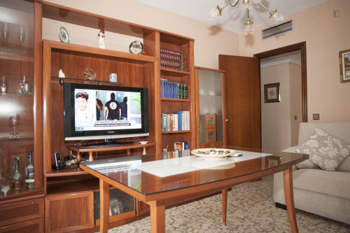 Friendly singles bedroom in a 4-bedroom apartment un Triana - Gallery - 6