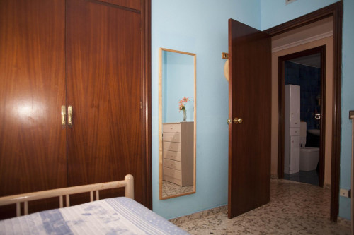 Friendly singles bedroom in a 4-bedroom apartment un Triana