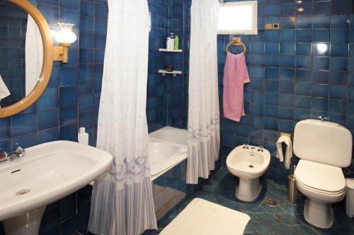 Friendly singles bedroom in a 4-bedroom apartment un Triana - Gallery - 13