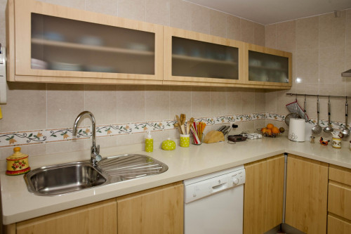 Friendly singles bedroom in a 4-bedroom apartment un Triana - Gallery - 12