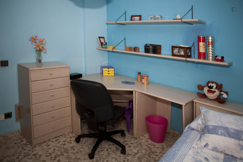 Friendly singles bedroom in a 4-bedroom apartment un Triana