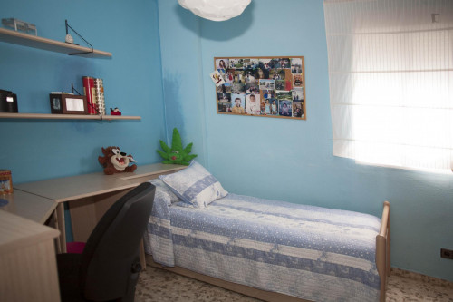 Friendly singles bedroom in a 4-bedroom apartment un Triana