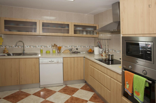 Friendly singles bedroom in a 4-bedroom apartment un Triana - Gallery - 11