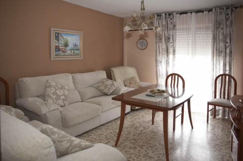 Friendly singles bedroom in a 4-bedroom apartment un Triana