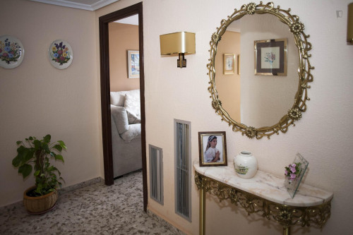 Friendly singles bedroom in a 4-bedroom apartment un Triana - Gallery - 15