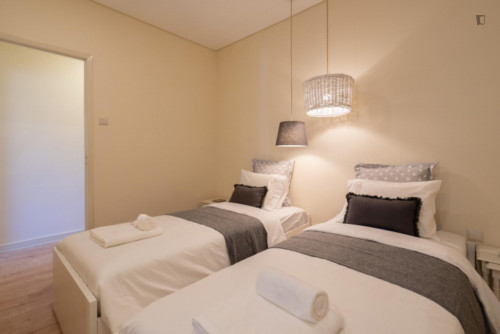 Contemporary 2-bedroom apartment with balcony next to Jardim do Morro - Gallery - 9