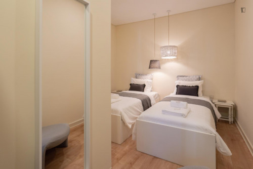 Contemporary 2-bedroom apartment with balcony next to Jardim do Morro - Gallery - 8