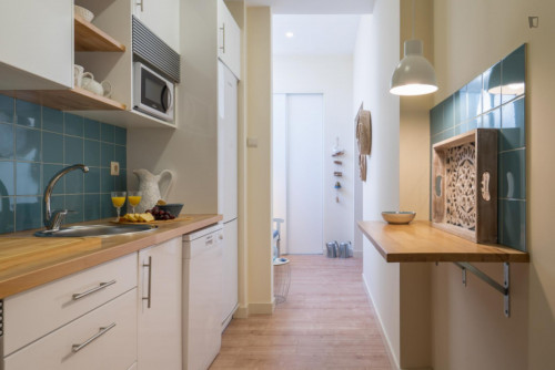 Contemporary 2-bedroom apartment with balcony next to Jardim do Morro