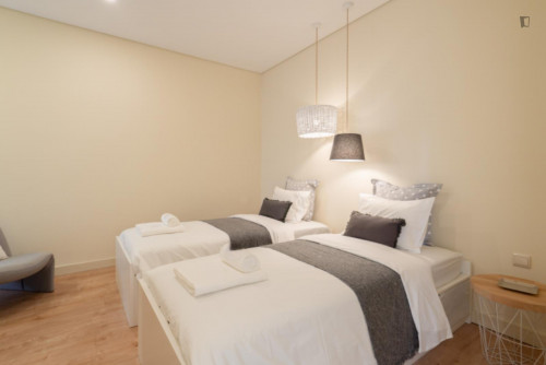 Sophisticated 2-bedroom apartment with balcony steps from Jardim do Morro - Gallery - 24
