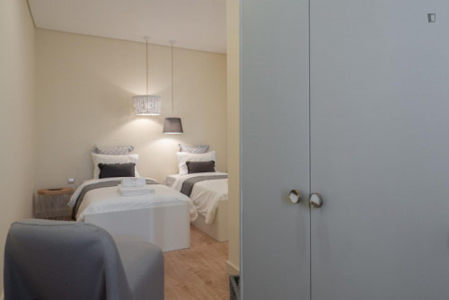 Sophisticated 2-bedroom apartment with balcony steps from Jardim do Morro - Gallery - 25
