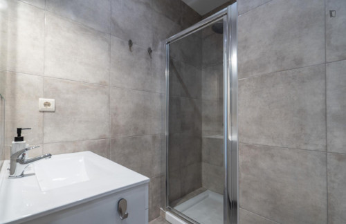 Sophisticated 2-bedroom apartment with balcony steps from Jardim do Morro - Gallery - 12