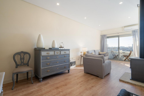 Sophisticated 2-bedroom apartment with balcony steps from Jardim do Morro - Gallery - 21