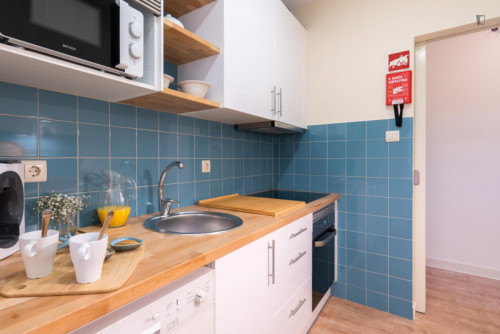 Sophisticated 2-bedroom apartment with balcony steps from Jardim do Morro - Gallery - 16