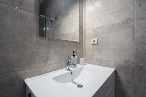 Sophisticated 2-bedroom apartment with balcony steps from Jardim do Morro - Gallery - 11