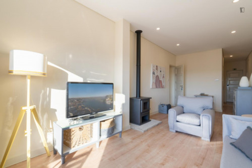 Sophisticated 2-bedroom apartment with balcony steps from Jardim do Morro - Gallery - 22