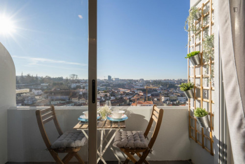 Sophisticated 2-bedroom apartment with balcony steps from Jardim do Morro - Gallery - 19