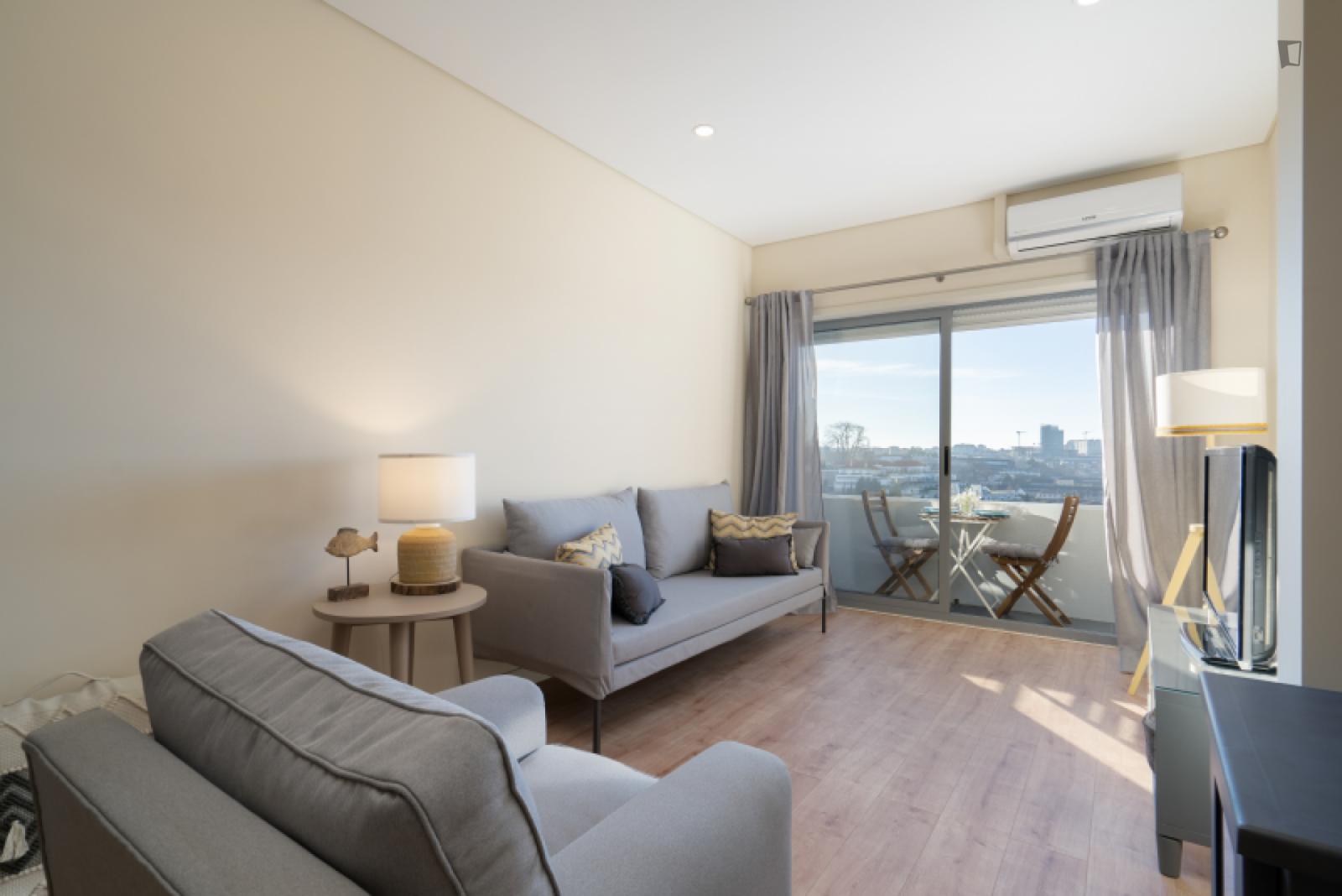 Sophisticated 2-Bedroom Apartment With Balcony Steps From Jardim Do Morro - 1