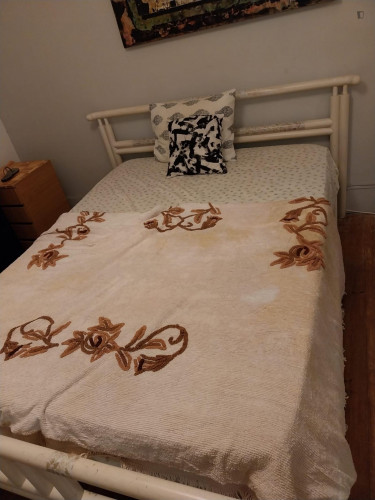 Comfortable double bedroom in Anjos