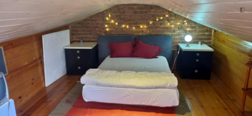 Spacious attic double bedroom in Algés