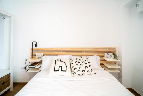 Tasteful double bedroom next to Benimaclet metro station