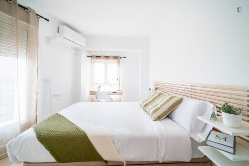 Bright double bedroom near Benimaclet metro station