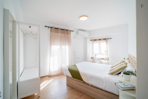 Bright double bedroom near Benimaclet metro station