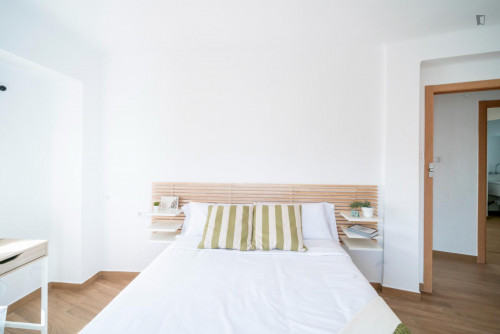 Bright double bedroom near Benimaclet metro station