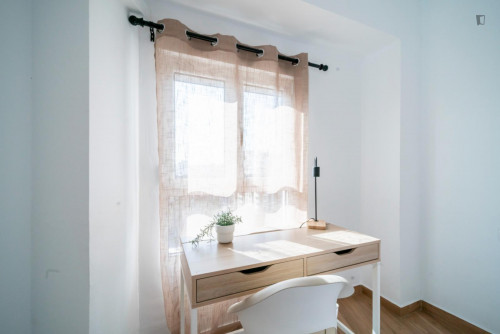 Bright double bedroom near Benimaclet metro station