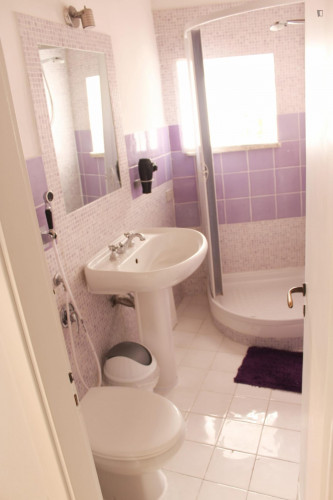 Single bedroom, with private bathroom and balcony, in 8-bedroom apartment - Gallery - 26