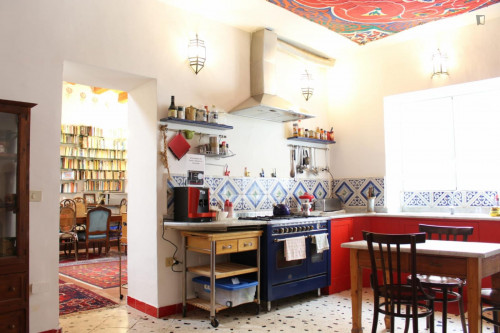 Single bedroom, with private bathroom and balcony, in 8-bedroom apartment