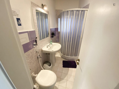 Single bedroom, with private bathroom and balcony, in 8-bedroom apartment - Gallery - 25