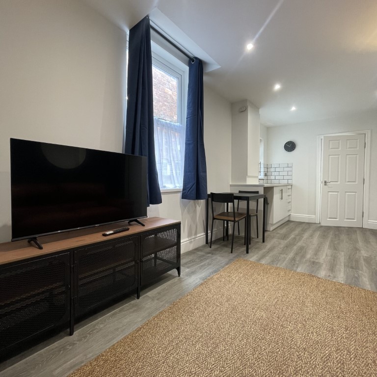 Flat 1/ 2 Bed - 1 Bathroom - Beresford Avenue - Gallery - 7