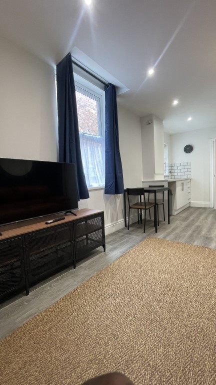 Flat 1/ 2 Bed - 1 Bathroom - Beresford Avenue - Gallery - 8