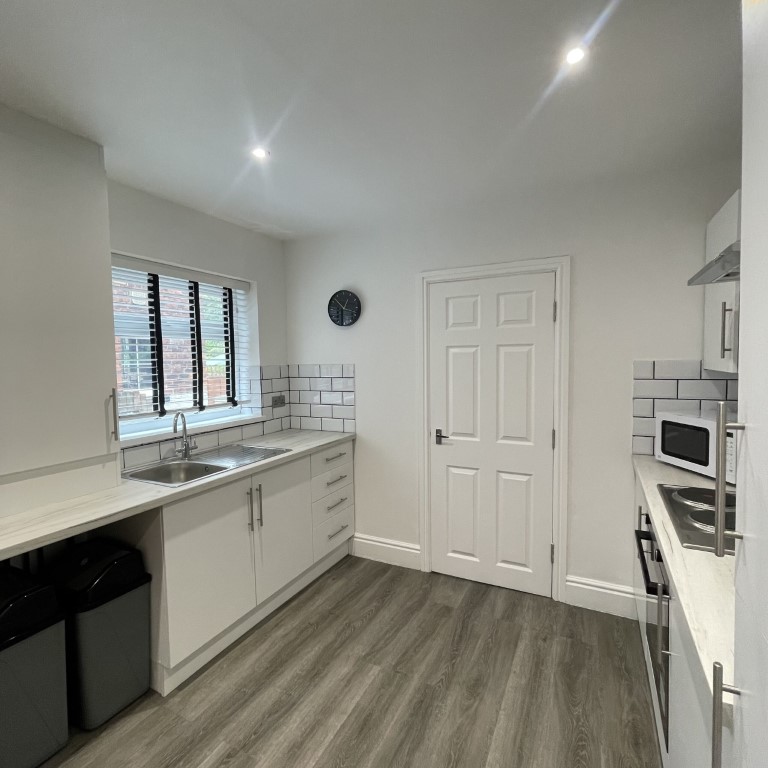 Flat 1/ 2 Bed - 1 Bathroom - Beresford Avenue - Gallery - 2
