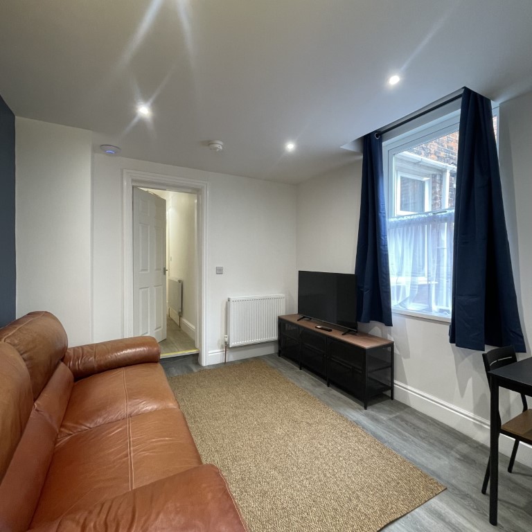 Flat 1/ 2 Bed - 1 Bathroom - Beresford Avenue - Gallery - 9