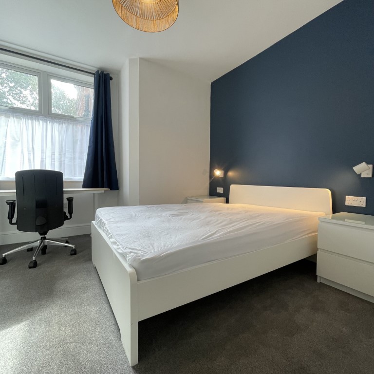 Flat 1/ 2 Bed - 1 Bathroom - Beresford Avenue - Gallery - 1